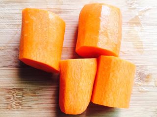 3、越南春卷,胡萝卜洗净去皮切段