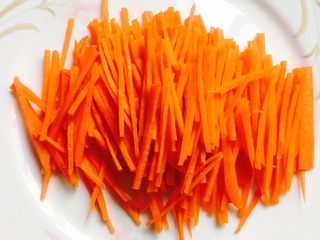 4、越南春卷,胡萝卜切成丝飞水备用