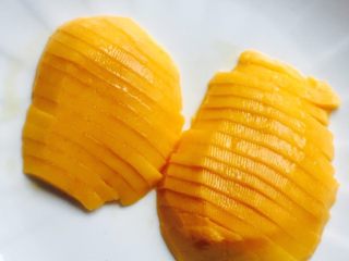 13、越南春卷,芒果去皮去核切片备用