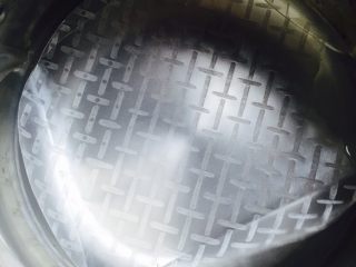 14、越南春卷,取一张米纸放在温水里泡软（30秒即可，浸泡时间过长或是水温过热会使米纸破碎）