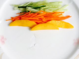 15、越南春卷,取出泡好的米纸皮，将黄瓜、胡萝卜、芒果、虾仁放入其中