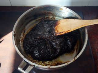 6、枣泥月饼,一直翻炒到馅料形成一整块的状态,翻动时能整体挪动即可,装起冷却后放冰箱冷藏备用。