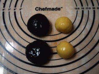 10、枣泥月饼,50克的月饼模,现在用来制作60克的月饼,其中月饼皮20克,馅料40克一份。