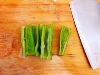 3、家常蚝油小炒三丝,青椒去籽洗干净，先切段！