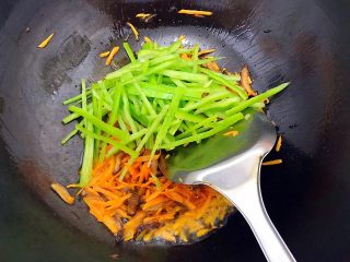 9、家常蚝油小炒三丝,加入青椒丝，继续翻炒片刻！