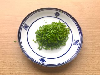 4、香甜米饭-葱香粢饭糕,叮的一分钟时间来切葱，一般的葱花即可。