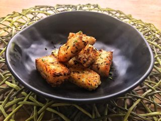 17、香甜米饭-葱香粢饭糕,就可以出锅了！我喜欢更焦一点的，所以煎得金黄金黄的～不过煎好后最好放厨房纸巾吸下油。