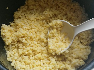 3、蔓越莓绿豆馅月饼（内附馅料做法）,压熟的绿豆拨散稍晾凉；