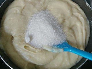 6、蔓越莓绿豆馅月饼（内附馅料做法）,炒至稍微浓稠时加入全部白糖，同时也加入少许油继续翻炒；（油要分少量多次加入，边炒边加）