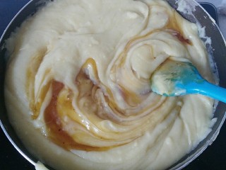 7、蔓越莓绿豆馅月饼（内附馅料做法）,翻炒一段时间后再加入麦芽糖继续炒匀； 