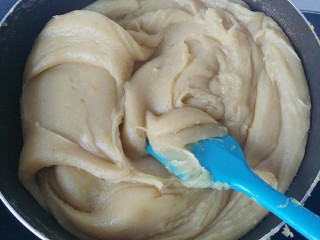 9、蔓越莓绿豆馅月饼（内附馅料做法）,炒至绿豆泥开始不沾锅和搅拌刀时，加入熟糕粉继续翻炒均匀；