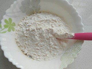 14、蔓越莓绿豆馅月饼（内附馅料做法）,再倒入中粉翻拌均匀；