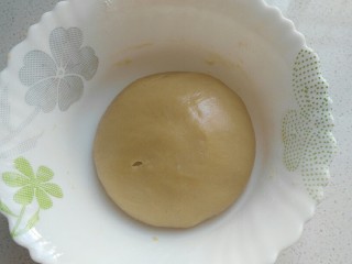 15、蔓越莓绿豆馅月饼（内附馅料做法）,翻拌均匀成团后，盖保鲜膜室温松弛2小时左右；