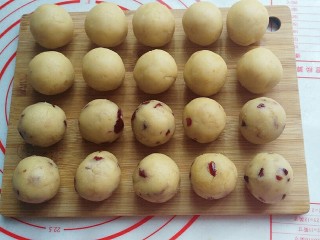 17、蔓越莓绿豆馅月饼（内附馅料做法）,再把馅料分成每份30克滚圆；