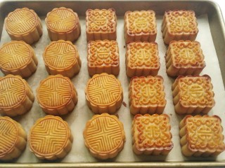 22、蔓越莓绿豆馅月饼（内附馅料做法）,烤好后的月饼出炉晾凉，再密封室温保存，2~3天后回油最好吃！（我是昨晚做的，今天已经开始回油了）