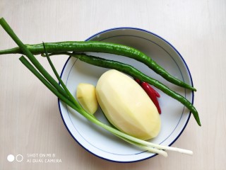 2、家常五花肉炒土豆,土豆去皮，葱姜、辣椒清洗干净。