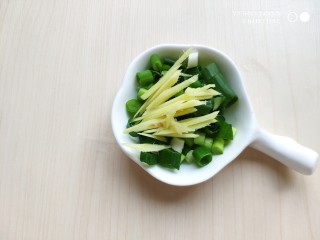 4、家常五花肉炒土豆,葱姜切碎。