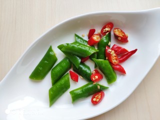 5、家常五花肉炒土豆,青红辣椒切块。