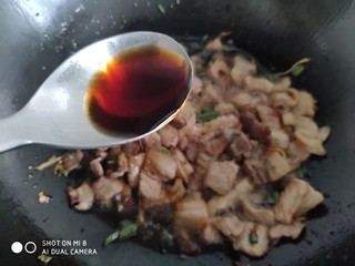 11、家常五花肉炒土豆,然后再加入生抽和少许老抽。