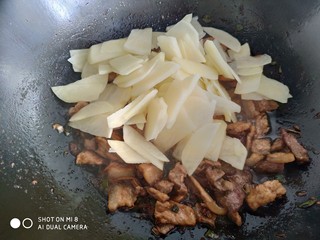 13、家常五花肉炒土豆,放入土豆片。如果太干就加入一点点热水，不要加多了。不然就成了炖土豆片。