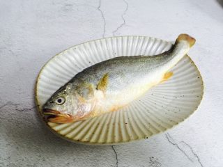 1、广式清蒸黄鱼,新鲜黄鱼一条