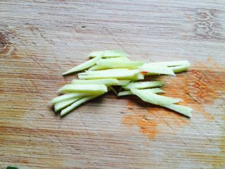 2、广式清蒸黄鱼,生姜洗净去皮切丝