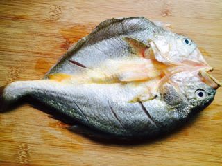4、广式清蒸黄鱼,在鱼背上划三刀