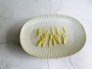 6、广式清蒸黄鱼,取一盘子放入姜丝