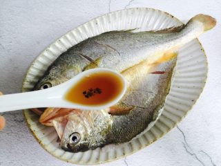 7、广式清蒸黄鱼,将鱼码入盘中加两勺料酒