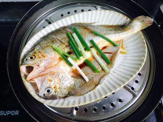11、广式清蒸黄鱼,锅中加入清水大火烧开放入鱼盖上锅盖