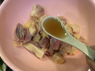 5、葱油焖鸡,沥干的鸡块,放入一勺料酒