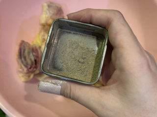 7、葱油焖鸡,放入半勺白胡椒粉