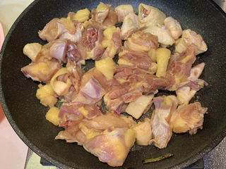 11、葱油焖鸡,炒完葱姜蒜的锅内留油,放入准备好的鸡肉翻炒