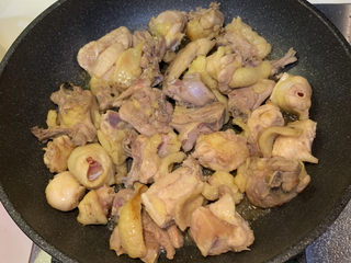 12、葱油焖鸡,翻炒至双面鸡皮金黄