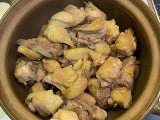 13、葱油焖鸡,把炒好的鸡块整个连汁倒入砂锅,开小火