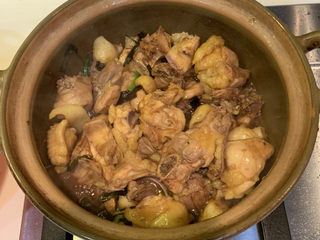 18、葱油焖鸡,翻炒均匀,盖上锅盖,小火焖20分钟