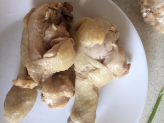 1、鸡丝凉面,煮开后，再小火炖20分钟，腿子就熟了，熟了捞出来放凉