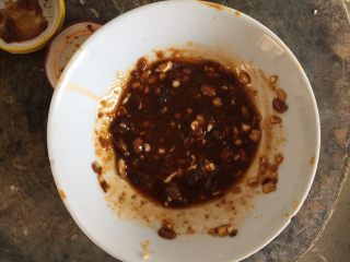 2、鸡丝凉面,拌饭酱、黄豆酱、蒜泥、生抽，再加少许糖，香油，调成拌面的酱汁