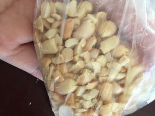 3、鸡丝凉面,熟花生仁给手动敲敲碎