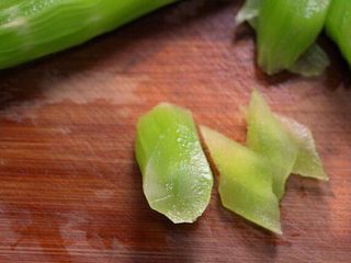 5、水煮鱼片这么烧,健康营养有颜值!全家人吃了赞不绝口!,小段竖起