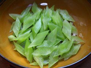 7、水煮鱼片这么烧,健康营养有颜值!全家人吃了赞不绝口!,切好的莴笋铺在碗底,如果是其他蔬菜就先烧个半熟,然后铺起来,可以换成豆芽,豆腐,海带,萝卜,土豆,等等,只要是自家人喜欢吃的,莴笋是个娇嫩的菜,任何多余的加工都会毁了它的营养和鲜美,所以生铺