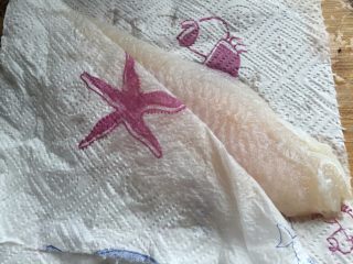 2、自制鱼豆腐,用厨房纸吸干水分