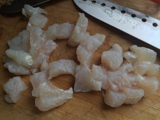 3、自制鱼豆腐,将鱼肉切小块，最好把连着的膜剔掉