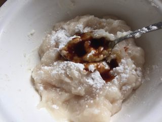 7、自制鱼豆腐,加入少许木薯淀粉和生抽