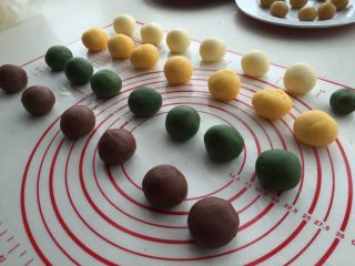 3、冰皮月饼,3、如需上色，直接将抹茶粉或可可粉加入分好的小面团里进行揉搓，多次加入揉出满意的颜色备用。