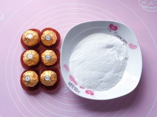 1、巧克力汤圆,首先准备好糯米粉和巧克力。