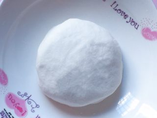 3、巧克力汤圆,再用手和成光滑的粉团：捏起一小块粉团，可在手掌中轻松揉圆，既不粘手也不会碎裂就可以了。