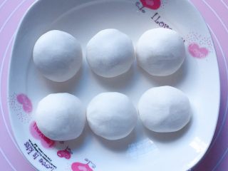 4、巧克力汤圆,将汤圆皮平均分为六等份，每份为26克。