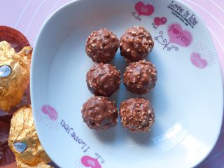 5、巧克力汤圆,将巧克力剥好待用。