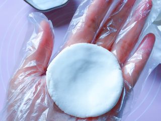 6、巧克力汤圆,取一块汤圆皮，用手掌心压扁。